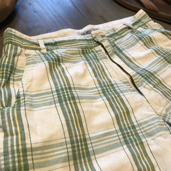 W.R. green and white plaid men’s shorts - Picture 3 of 5